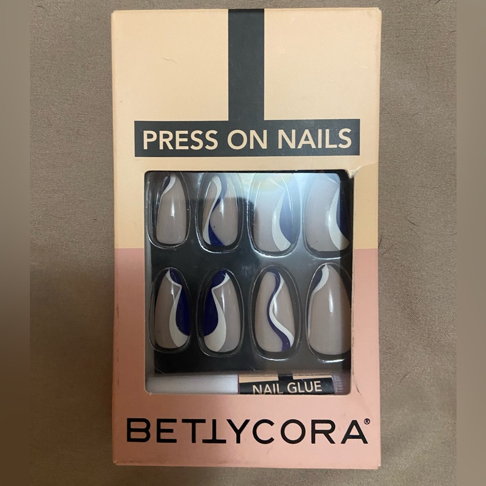 Set of 2 Betty Cora Press On Nails